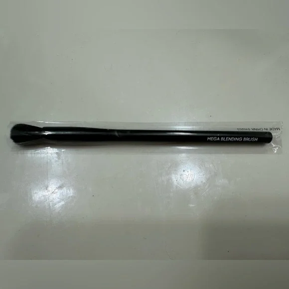 🦋 3/$9 WINGME COSMETICS Mega Eyeshadow Blending Brush 15 NWT - Picture 3 of 3